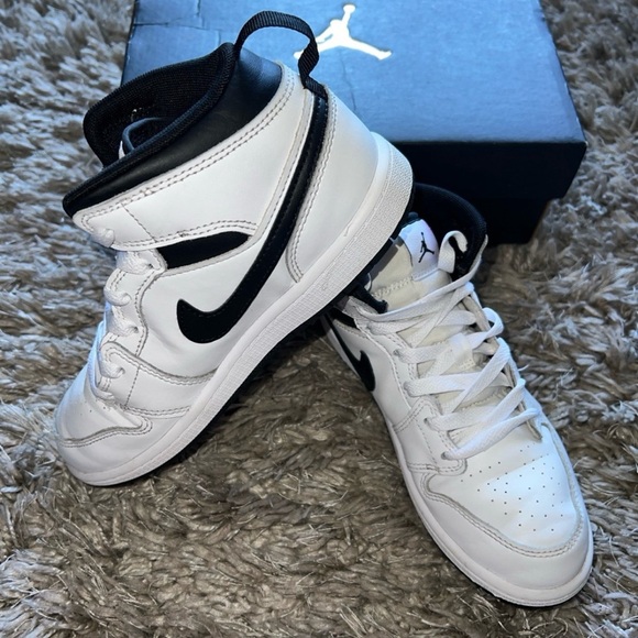 Jordan 1 mid kids size 3 - Picture 1 of 8